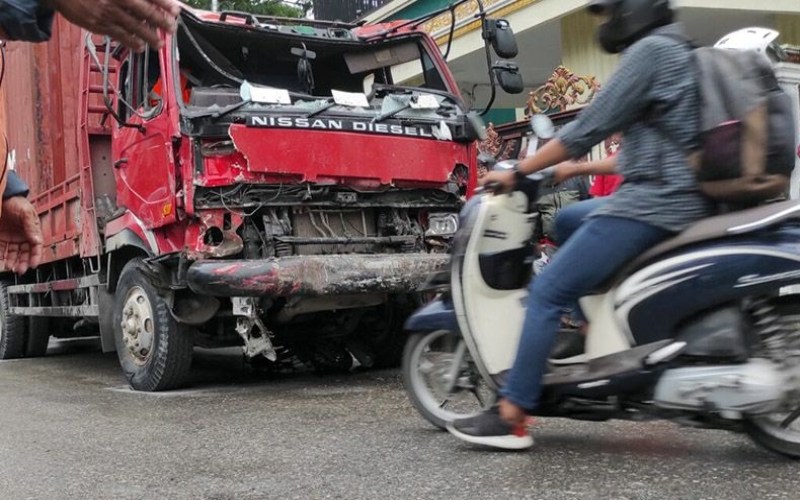 Truk tronton rusak berat akibat menabrak sejumlah kendaraan yang berhenti saat lampu merah menyala di persimpangan Rapak, Kota Balikpapan, Kalimantan Timur. Jumat (21/1/2022). ANTARA/Novi Abdi - am