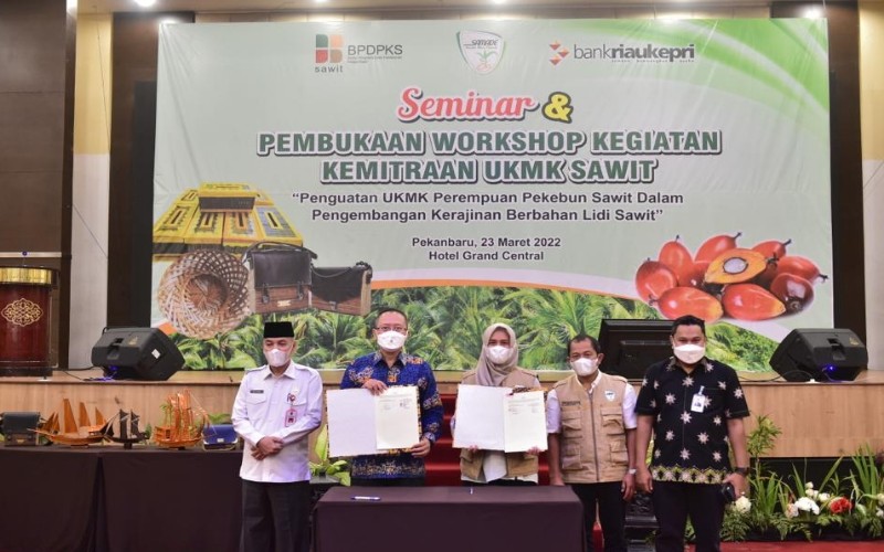 Direktur Utama Bank Riau Kepri Andi Buchari (kedua kiri) bersama Ketua Samade Riau Karmila Sari (tengah) usai menandatangani nota kerja sama untuk pengembangan hilirisasi sawit.  - Istimewa