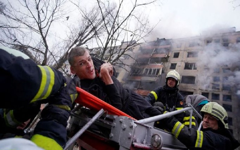 Regu penyelamat mengevakuasi warga dari bangunan yang rusak akibat serangan Rusia di Kiev, Ukraina, Senin (14/3/2022). - Antara/Reuters