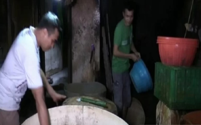 Perajin tahu tempe di Johar Baru, Jakarta Pusat, merapihkan ember dan mesin penggiling kedelai sebagai persiapan untuk aksi mogok produksi selama tiga hari di Jakarta, Minggu (20/2/2022). - Antara
