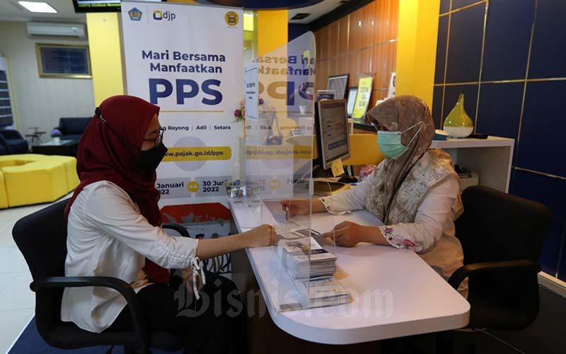 Petugas melayani wajib pajak di salah satu kantor pelayanan pajak pratama di Jakarta, Senin (17/1/2022). Bisnis - Eusebio Chrysnamurti