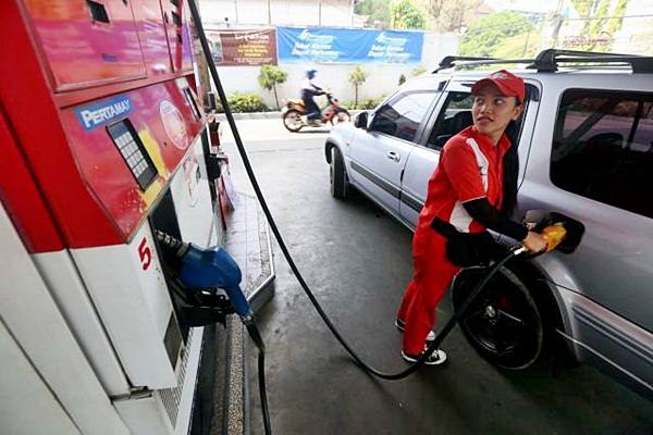 Petugas mengisi bahan bakar minyak (BBM) ke mobil, di Bandung, Jawa Barat, Rabu (1/7/2015). - JIBI/Rachman