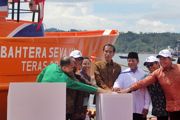 Presiden Joko Widodo (tengah) bersama Menteri BUMN Rini Soemarno (ketiga kiri), Dirut BRI Asmawi Syam (kedua kiri) dan Ketua Dewan Komisioner OJK Muliaman Hadad (kedua kanan) meresmikan Teras Bank Rakyat Indonesia (BRI) Kapal Bahtera Seva III, di Pelabuhan Perikanan Nusantara, Ambon, Maluku, Jumat (24/2/2017). - Antara/Embong Salampessy