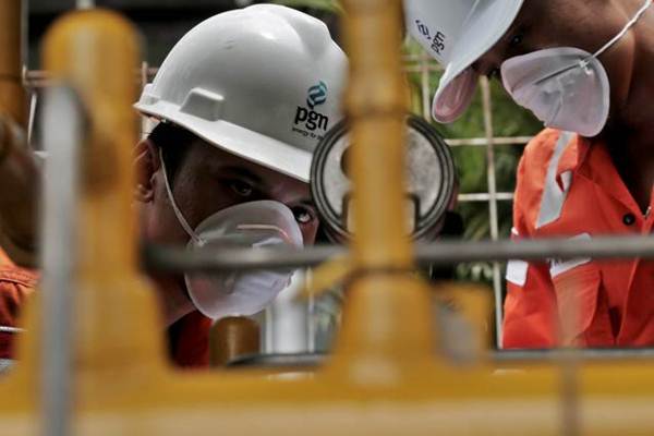 Petugas PT Perusahaan Gas Negara Tbk memeriksa Regulator System di Bogor, Jawa Barat, Kamis (28/9). - JIBI/Nurul Hidayat 