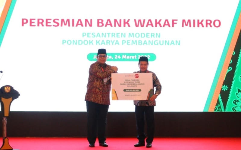 Direktur Utama Bank DKI Fidri Arnaldy dalam peresmian Bank Wakaf Mikro Pesantren Pondok Karya Pembangunan di Jakarta, Kamis (24/3/2022) - Bank DKI