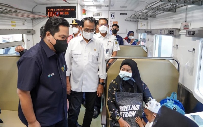 Menteri BUMN Erick Thohir, Menhub Budi Karya didampingi Dirut KAI Didiek Hartantyo saat berbincang dengan penumpang KA Cibatu - Istimewa