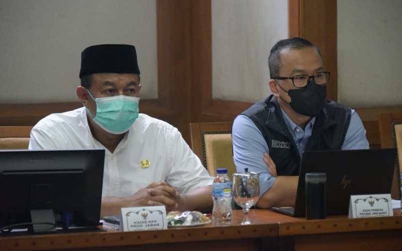 Kadisperindag Jawa Barat Iendra Sofyan (kanan)