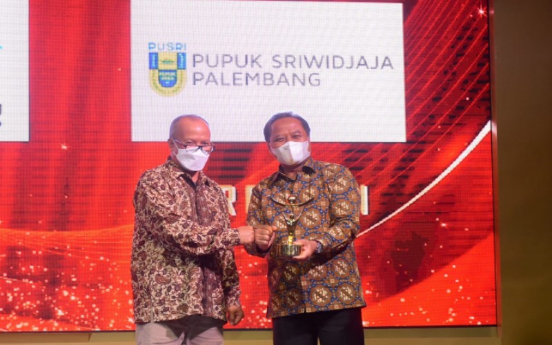 Direktur Utama PT Pusri Palembang Tri Wahyudi Saleh (kanan) saat menerima penghargaan dalam ajang Anugerah BUMN 2022.  - Istimewa