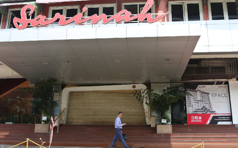 Warga melintasi pusat perbelanjaan Sarinah yang tutup di Jakarta, Rabu (29/4 - 2020). BISNIS.COM