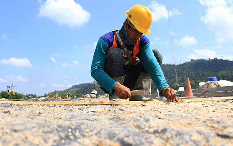 Pekerja beraktivitas di proyek jalan tol Trans Sumatra ruas Padang-Pekanbaru Seksi Padang-Sicincinr, Sabtu (13/3/2021). - Bisnis/Noli Hendra