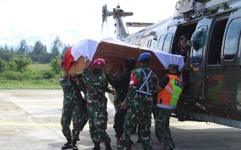 Evakuasi dua jenazah anggota Yonif Marinir 3 yang meninggal saat KKB menyerang Pos Satgas Mupe di Kwareh Bawah, Kabupaten Nduga, Papua, Sabtu (26/3) petang, dievakuasi ke Timika, Papua. Minggu (27/3/2022) - ANTARA/HO - Pendam XVII Cenderawasih.