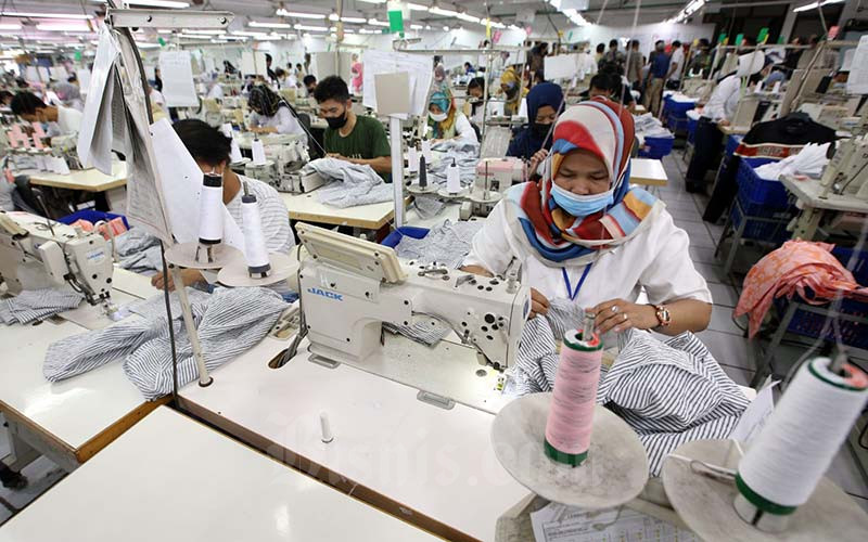 Sejumlah karyawan tengah memproduksi pakaian jadi di salah satu pabrik produsen dan eksportir garmen /Bisnis - Rachman