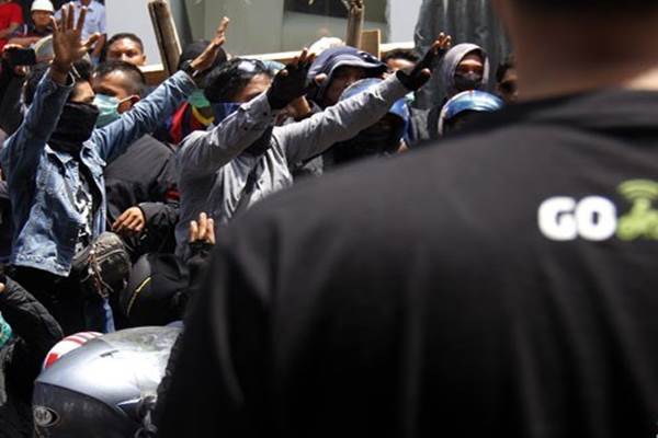 Sejumlah pengemudi Gojek yang tergabung dalam Serikat Driver Gojek Makassar berunjuk rasa di depan kantor Gojek Cabang Makassar, Sulawesi Selatan, Rabu (2/12). - Antara