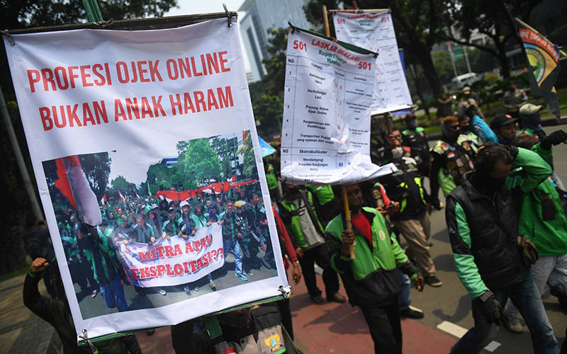 Sejumlah pengemudi ojek daring memajang tulisan dalam aksi unjuk rasa di Jakarta, Rabu (5/1/2022).  - Antara Foto/Akbar Nugroho Gumay/nym.\r\n