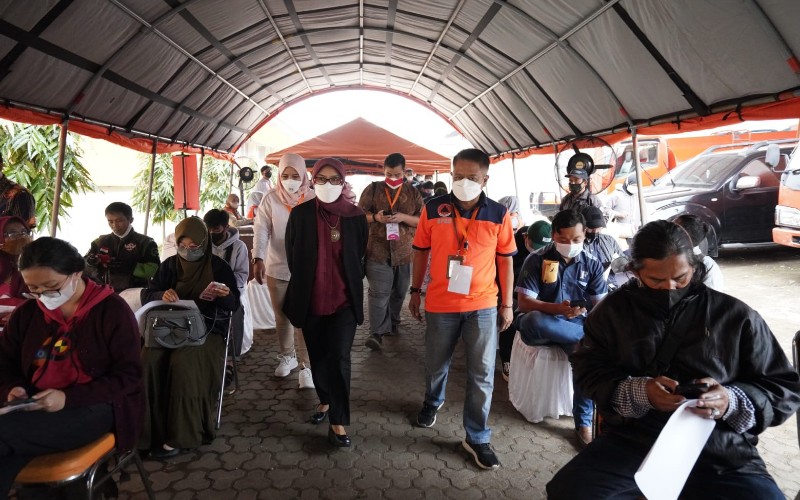Vaksinasi Massal dalam rangka peringatan Hari Penyiaran Nasional ke/89 di Kantor BPBD Jabar, Kota Bandung.
