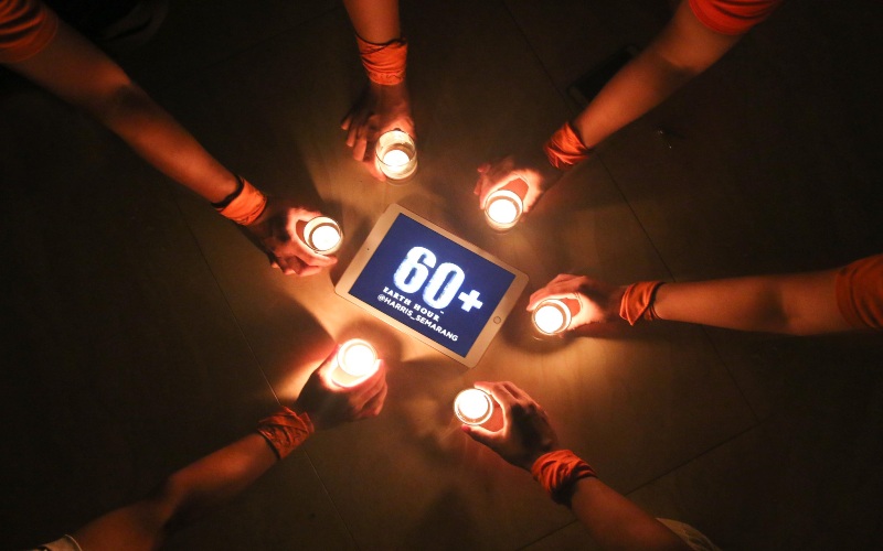 Harris Hotel Sentraland Semarang turut ambil bagian dalam perayaan Earth Hour 2022 dengan menyelenggarakan Sunset Yoga serta memadamkan lampu di area lobi dan Harris Caf.  - Dok. Istimewa