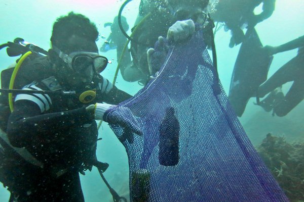 Penyelam mengumpulkan botol-botol bekas di dasar laut saat melakukan aksi besih sampah bawah laut dalam rangka menyambut peringatan Hari Bumi, di Kupang, NTT, Jumat (21/4). - Antara/Kornelis Kaha