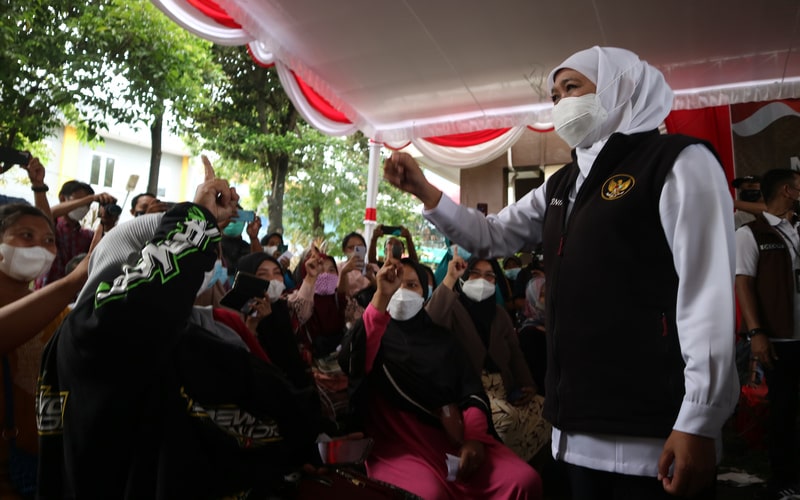 Gubernur Jawa Timur Khofifah Indar Parawansa (kanan) menyapa warga yang antre membeli minyak goreng murah di Jombang, Jawa Timur, Sabtu (12/2/2022). - Antara/Syaiful Arif.