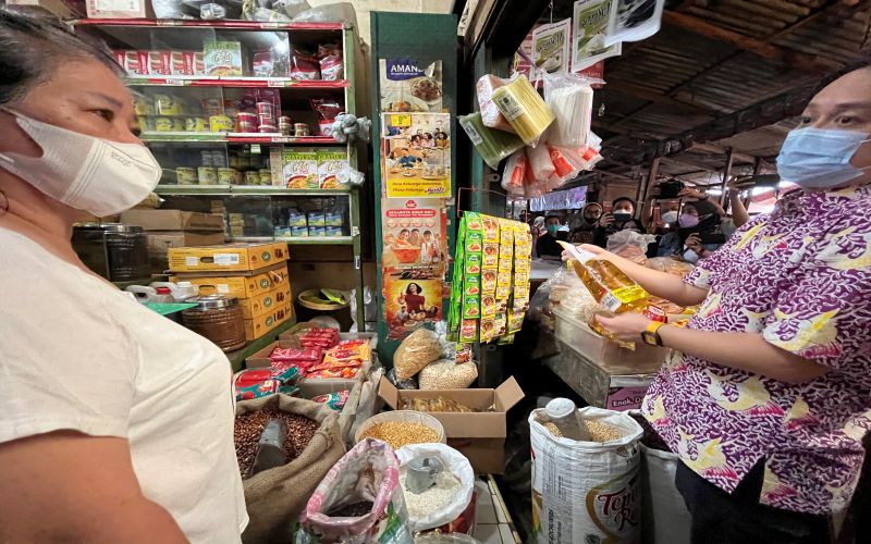Wakil Menteri Perdagangan Jerry Sambuaga mengecek ketersediaan minyak goreng dan barang pokok di pasar tradisional KM 5 Kota Palembang, Senin (28/3).  - Bisnis/Dinda Wulandari