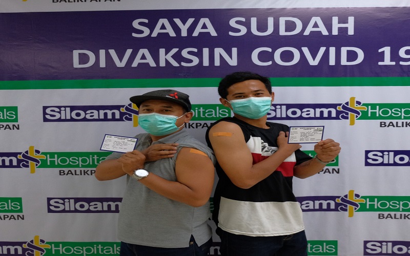 Karyawan PT Transkon Jaya Tbk menunjukkan kartu vaksin usai melaksanakan vaksinasi booster melalui program Vaksinasi Gotong Royong. - Istimewa  