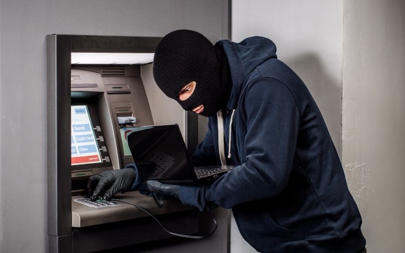 Pelaku kejahatan perbankan sedang melakukan skimming ATM./ilustrasi. - Situs BCA