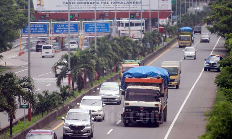 Kendaraan melintas di Jalan Tol Seksi Empat (JTSE) Makassar, Sulawesi Selatan, Rabu (26/2/2020). Bisnis - Paulus Tandi Bone