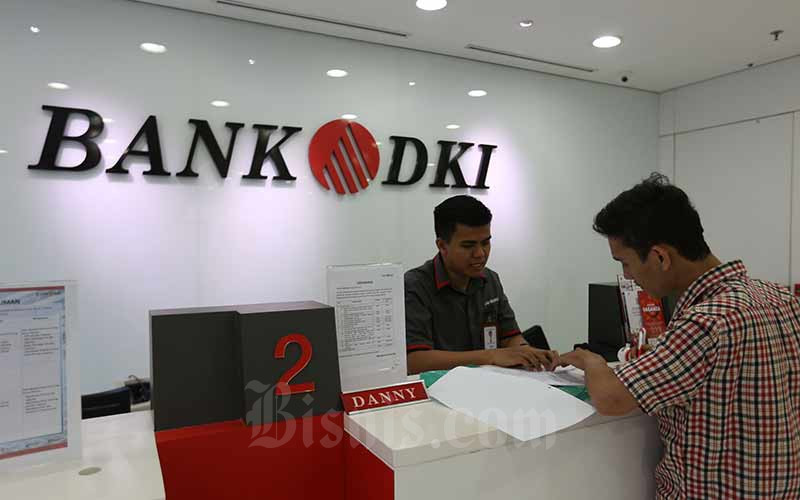 Nasabah melakukan transaksi di salah satu kantor cabang Bank DKI di Jakarta, Rabu (14/8/2019). Bisnis - Nurul Hidayat