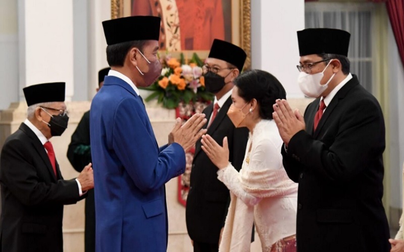 Presiden Joko Widodo memberi ucapan selamat kepada Kepala Otorita KN Bambang Susantono dan Wakil Kepala IKN Dhony Rajahoe usai dilantik, Kamis (10/3/2022).  - Dok. Setpres 