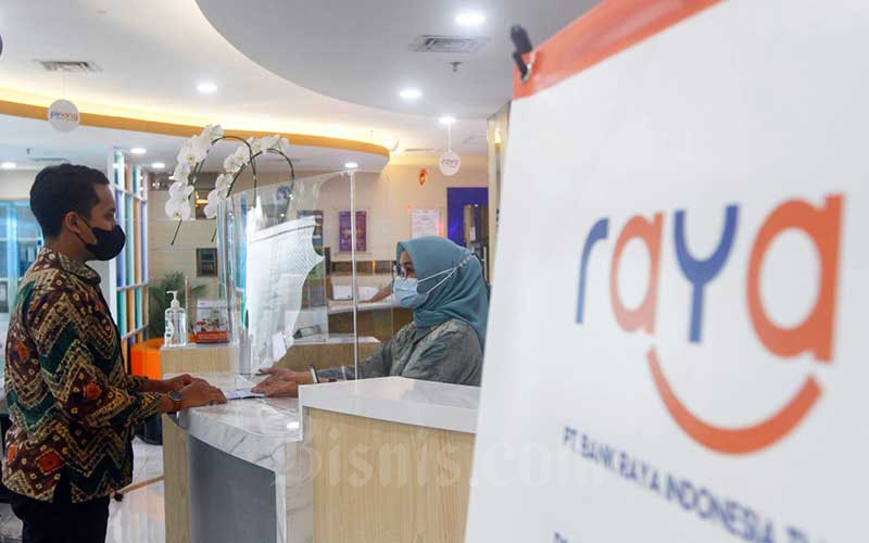 Nasabah melakukan transaksi di PT Bank Raya Indonesia Tbk., Jakarta, Selasa (15/2/2022). Bisnis - Himawan L Nugraha