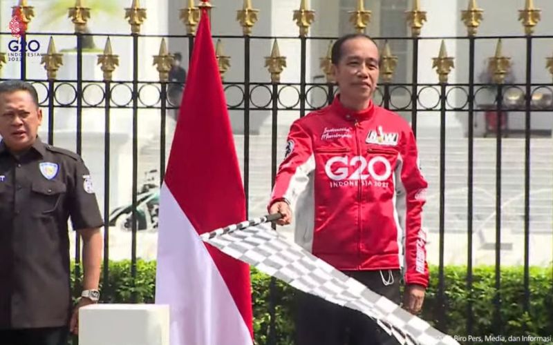 Jokowi melepas secara simbolis iring-iringan para pembalap yang mengikuti parade MotoGP dari Istana Negara, Jakarta pada Rabu (16/3 - 2022) / Youtube Setpres