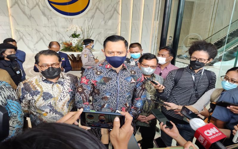 Ketua Umum Partai Demokrat Agus Harimurti Yudhoyono (AHY) berbincang dengan awak media sebelum masuk ke Kantor DPP Partai NasDem, Selasa (29/3/2022). - Setyo Aji Harjanto. 