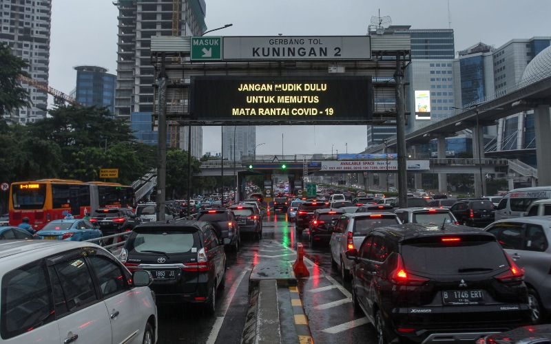Sejumlah pengendara kendaraan bermotor mengalami kemacetan lalu lintas di Tol Dalam Kota, Kuningan, Jakarta, Senin (18/5/2020). Meski masa pembatasan sosial berskala besar (PSBB) masih berlangsung, kemacetan lalu lintas masih terjadi di ibu kota. - ANTARA FOTO/Rifki N