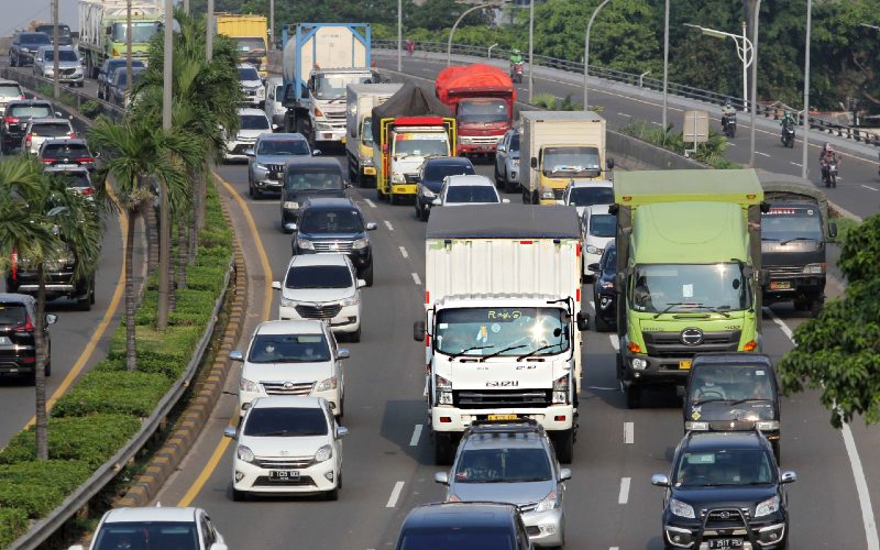 Truk logistik melewati jalan tol di Tb Simatupang, Jakarta, Rabu (28/4/2021).   Implementasi standar Euro 4 akan menguntungkan para pemilik kendaraan niaga dan logistik, termasuk Isuzu. Selain kian hemat BBM, kendaraan juga makin mudah perawatannya.  - Bisnis.com