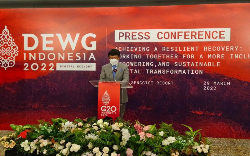 Menteri Komunikasi dan Informatika (Menkominfo) Johnny G. Plate memberikan pernyataan kepada pers usai pertemuan pertama Digital Economy Working Group (DEWG) G20 di Lombok, Nusa Tenggara Barat, Selasa (29/3 - 2022).