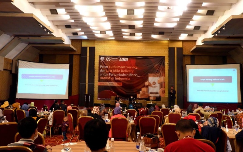 Seminar dengan tema 'Peran Fulfillment Service dan Last Mile Delivery Berbasis Digital Untuk Pertumbuhan Bisnis Online UKM di Indonesia' di Kota Bandung, Selasa (29/3 - 2022).