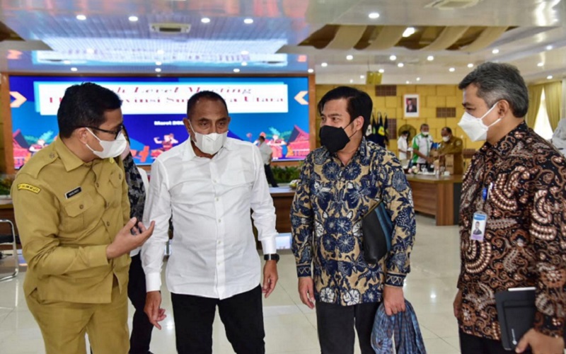 Gubernur Sumatra Utara Edy Rahmayadi (baju putih) pada rapat koordinasi Tim Pengendali Inflasi Daerah (TPID) Sumatra Utara di Kota Medan, Selasa (29/3 - 2022).