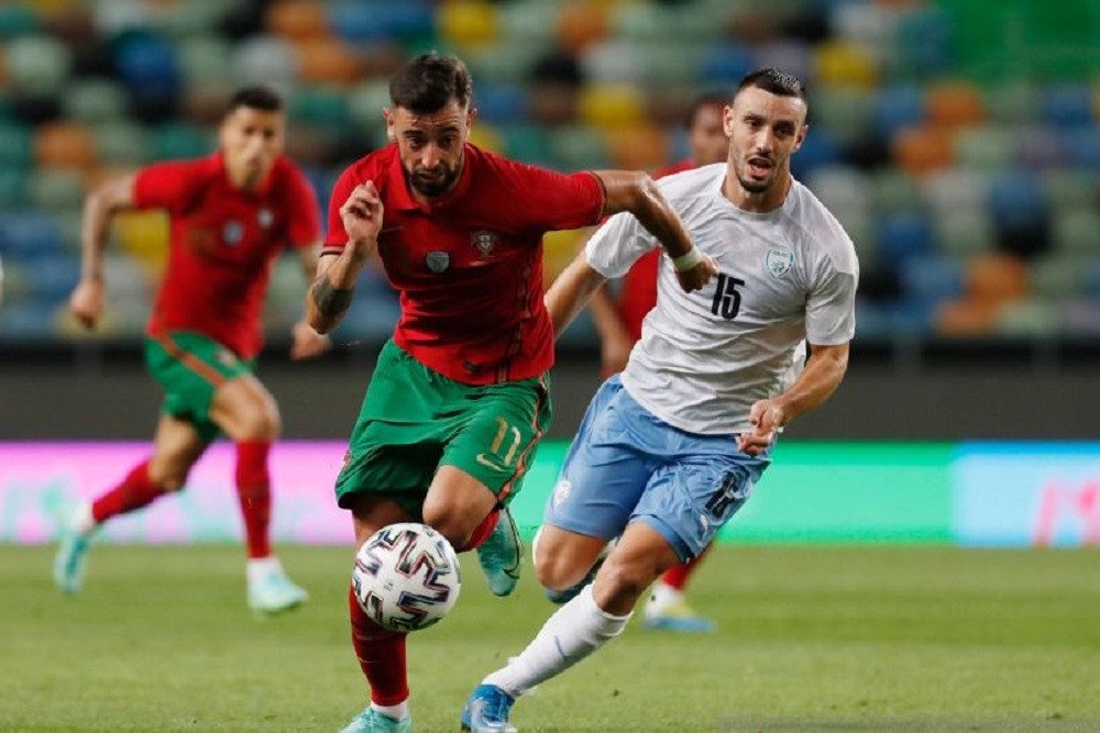 Bruno Fernandes menjadi pahlawan kemenangan timnas Portugal atas Makedonia Utara  -  Antara/Reuters