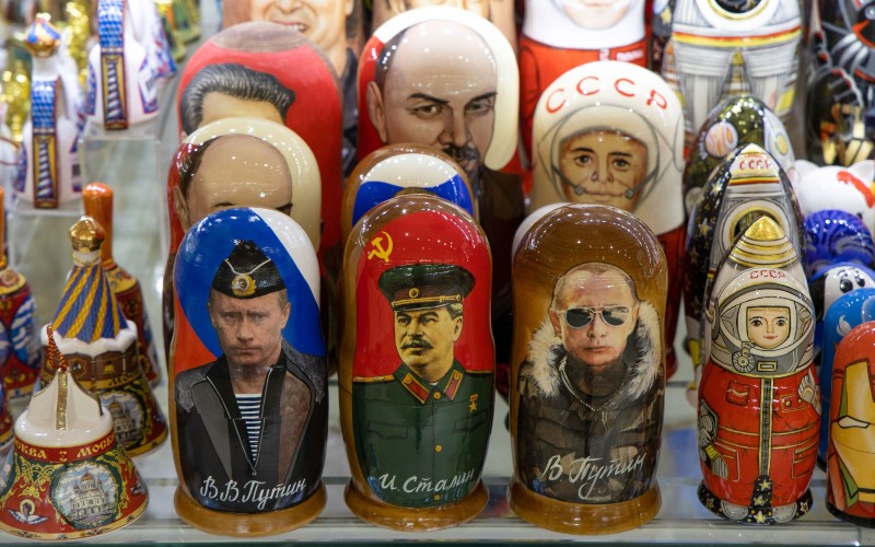 Suvenir boneka matryoshka yang menggambarkan Vladimir Putin, Presiden Rusia di Moskwa, Rusia, Selasa (22/2/2022).  - Bloomberg/Andrey Rudakov