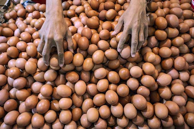 Pedagang merapikan telur di Pasar Senen, Jakarta, Senin (29/4/2019). - ANTARA/Aprillio Akbar 