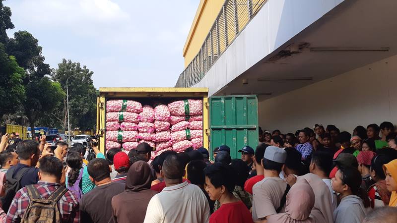 Kementerian Perdagangan bersama PT Mahkota Abadi Prima Jaya melakukan operasi pasar bawang putih di Pasar Induk Kramat Jati, Kamis (18/4/2019). - Bisnis/Yustinus Andri