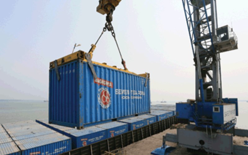 Proses pemuatan kontainer berisi semen merk tiga roda. - indocement