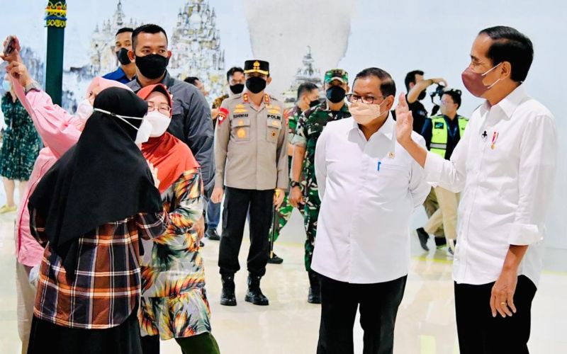 Presiden Jokowi didampingi Sekretaris Kabinet Pramono Anung  menyapa penumpang di  Bandara Internasional Yogyakarta (YIA), Kabupaten Kulon Progo, Daerah Istimewa Yogyakarta, Rabu (30/03/2022) - BPMI Setpres - Laily Rachev.