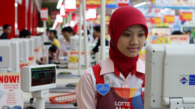 Ilustrasi aktivitas bisnis di Lotte Shopping Avenue, Jakarta. - Antara