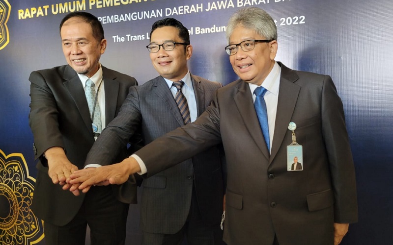 Gubernur Jawa Barat Ridwan Kamil (tengah) saat menghadiri RUPST Bank BJB Tahun Buku 2021 di Grand Ballroom Trans Luxury Hotel Bandung, Rabu (30/3 - 2022).