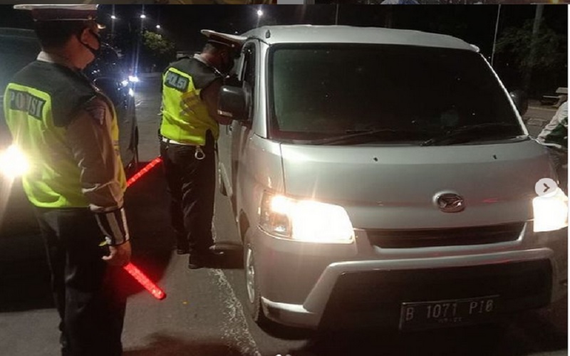 Polri melakukan pemeriksaan kendaraan minibus yang diduga travel gelap dan hendak membawa pemudik di TL Perintis Kemerdekaan, Jakarta Utara, Kamis (6/5/2021) malam. JIBI - Bisnis/Nancy Junita @tmcpoldametro