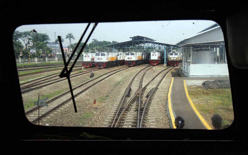 Sejumlah lokomotif berada di area perawatan Depo Kereta Cipinang, Jakarta, Kamis (29/4/2021). Bisnis - Arief Hermawan P