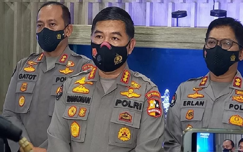 Kepala Bagian Penerangan Umum (Kabagpenum) Divisi Humas Polri Kombes Pol Ahmad Ramadhan memberikan keterangan pers kepada awak media di Mabes Polri, Jakarta Selatan, Senin (20/12/2021). - Antara