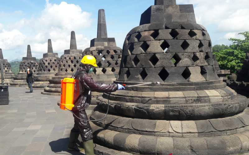 Petugas Balai Konservasi Borobudur menyemprotkan disinfektan pada sebuah stupa Candi Borobudur untuk mengantisipasi Virus Corona (COVID-19). - Antara/Heru Suyitno