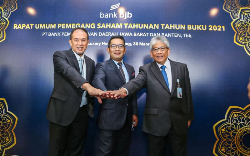 Gubernur Jawa Barat M Ridwan Kamil (tengah) dan Direktur Utama Bank BJB Yuddy Renaldi (kanan) saat menghadiri Rapat Umum Pemegang Saham Tahunan (RUPST) Tahun Buku 2021 di Kota Bandung, Rabu (30/3/2022).  - BJB