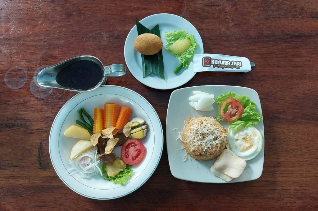 Foto: Berbagai hidangan yang ditawarkan di Restoran Kusuma Sari Solo dan dicicipi Tim Ekspedisi Surga Kuliner Kota Solo, Selasa (29/3/2022). (Solopos.com - Jafar Shodiq)